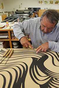 Joachim Feldmeier beim Nachbearbeiten eines Holzschnitts